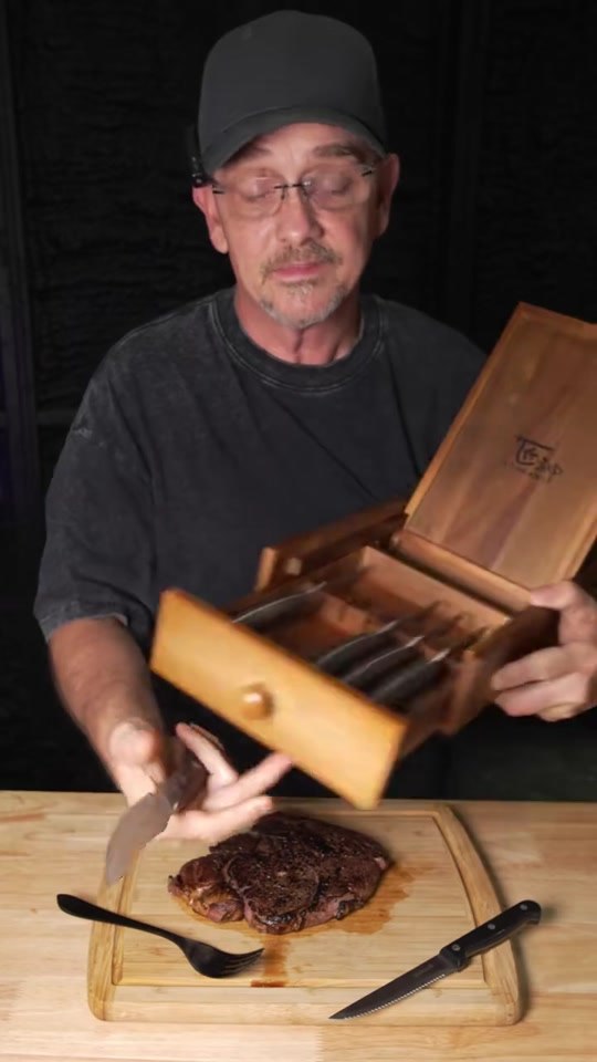 @markus3669 demonstrating Classic Steak Knives