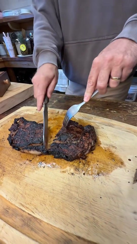 @alamooutdoor demonstrating Classic Steak Knives