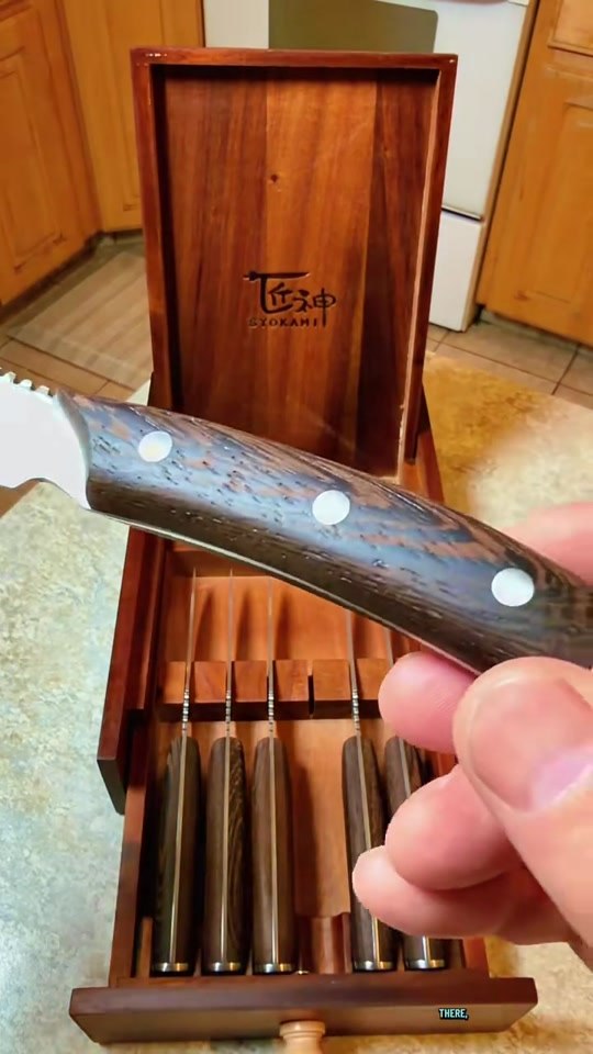 @truckintoby demonstrating Steak Knives & Drawer Organizer