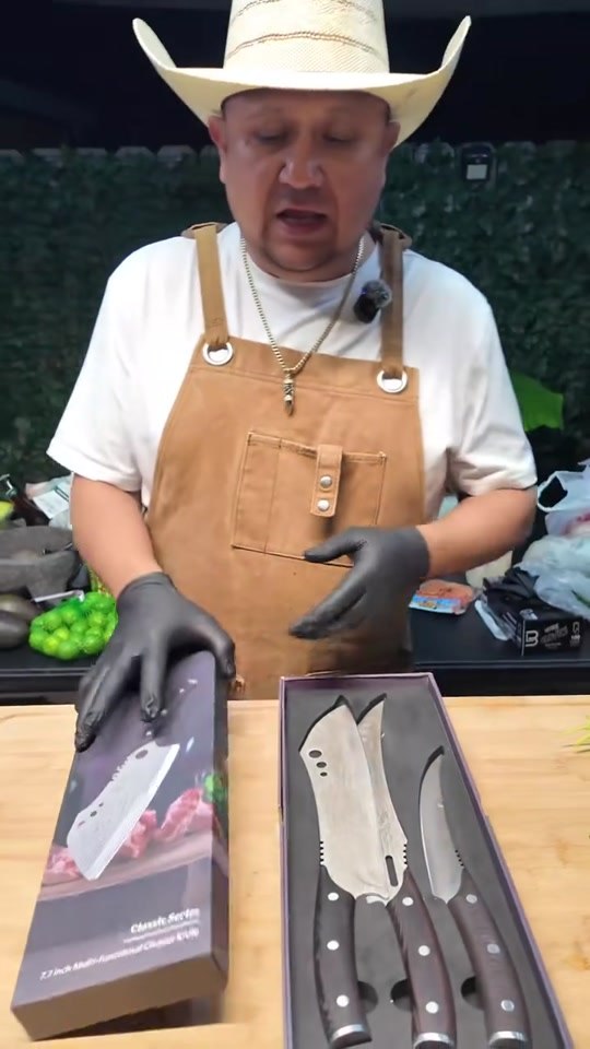 @puro956laredo demonstrating Artsy 7.7-inch Cleaver